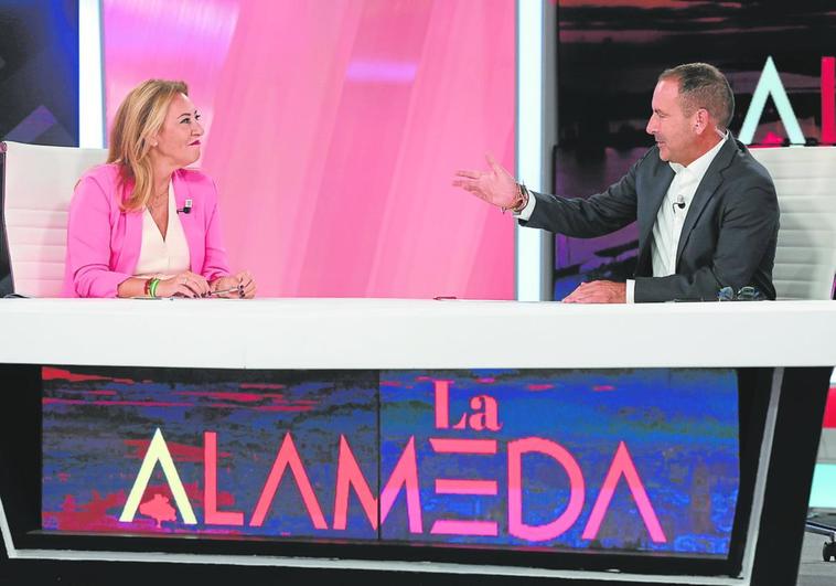 La consejera Carolina España, entrevistada anoche por Manolo Castillo en 'La Alameda'.