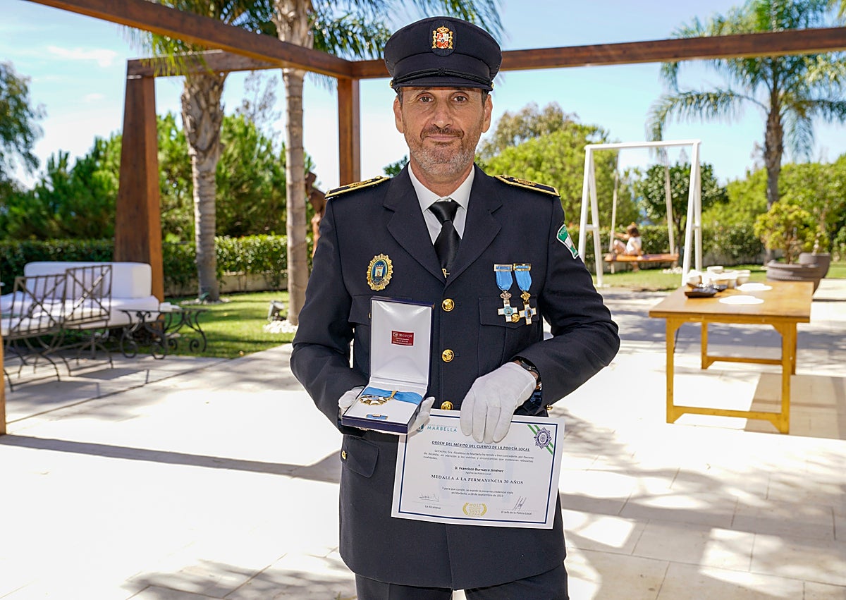 Imagen secundaria 1 - Los condecorados José Antonio González, Francisco Burrueco y Francisco Luis Campo, junto a su hija.