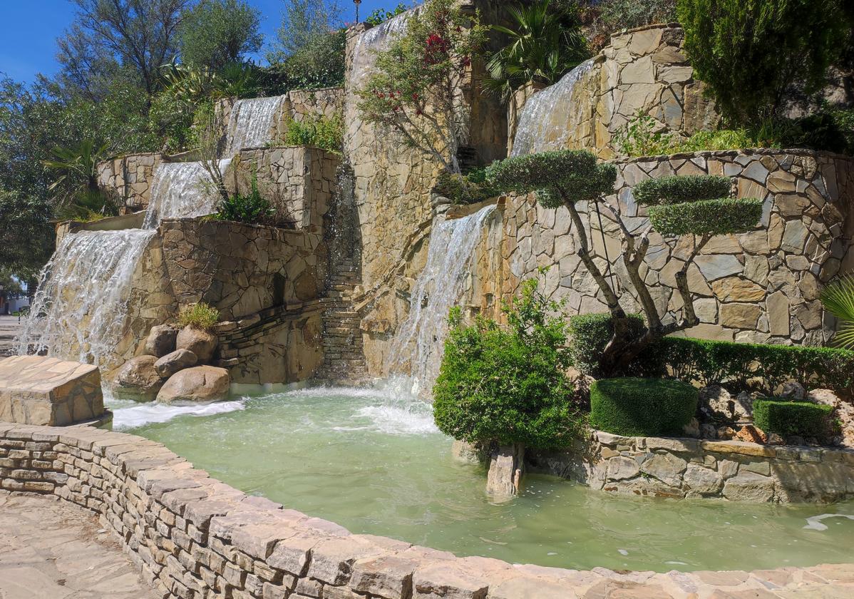 Esta cascada artificial en la entrada del pueblo recuerda la importancia del agua para este territorio.