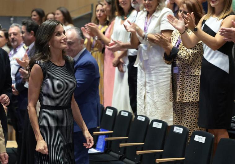 La Reina Letizia vuelve a lucir en Málaga uno de los vestidos más hipnóticos de su fondo de armario
