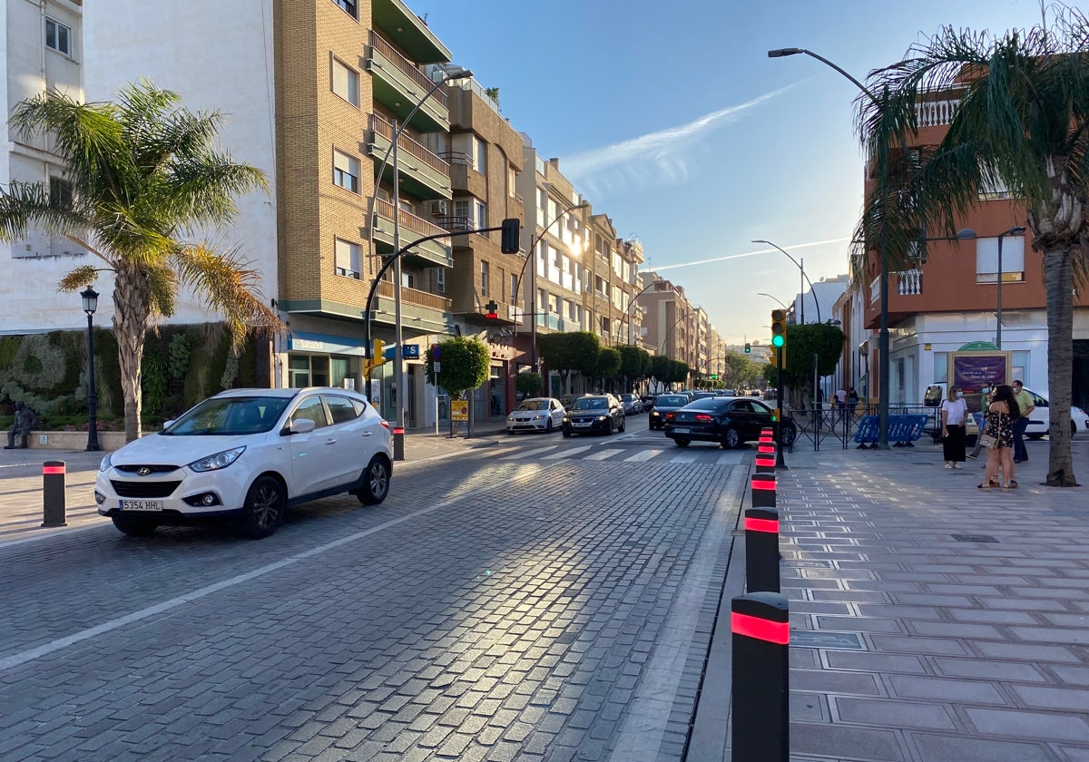 Imagen de uno de los pasos de peatones con iluminación LED instalados ya en la avenida del Mediterráneo.