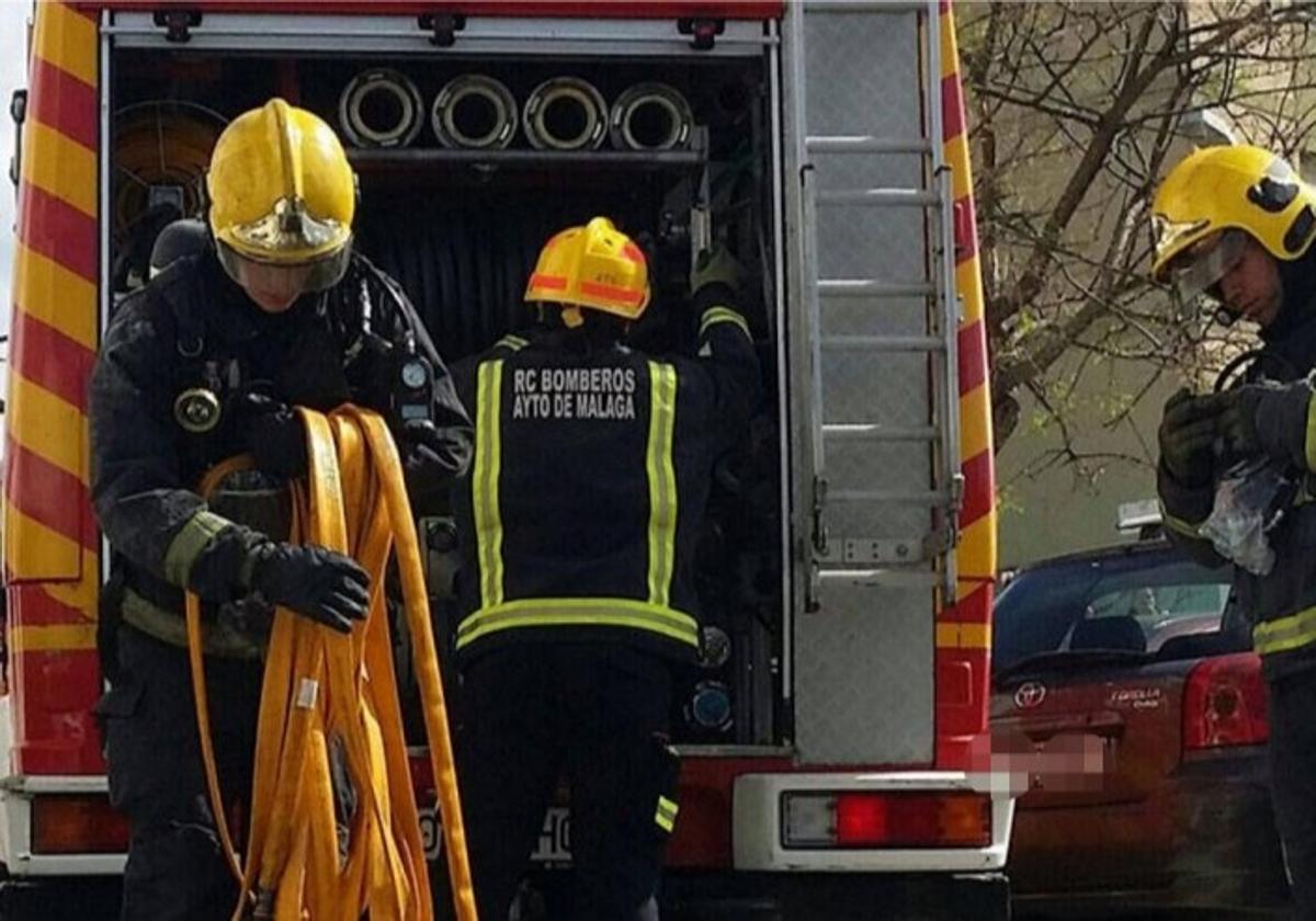 Aparatoso incendio en el polígono Guadalhorce, que se salda sin heridos