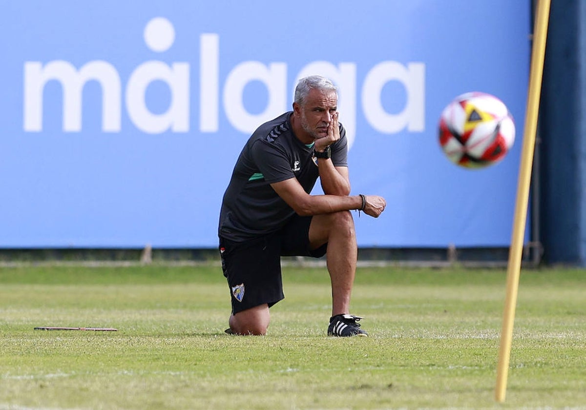 Pellicer observa a sus hombres durante el entrenamiento de este jueves.