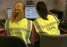 Dos investigadoras de la Guardia Civil analizan imágenes de pornografía infantil intervenidas en una operación.