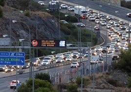 Las retenciones de entrada a Málaga por El Palo son diarias en la hora punta.