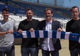 Héctor Berenguel, segundo por la derecha, en su presentación como entrenador del San Fernando.