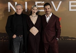 José Coronado y Milena Smit, junto al escritor Javier Castillo, en el estreno de la serie.