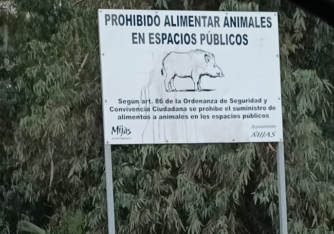 Cartel recordando que está prohibido alimentar a los jabalíes.