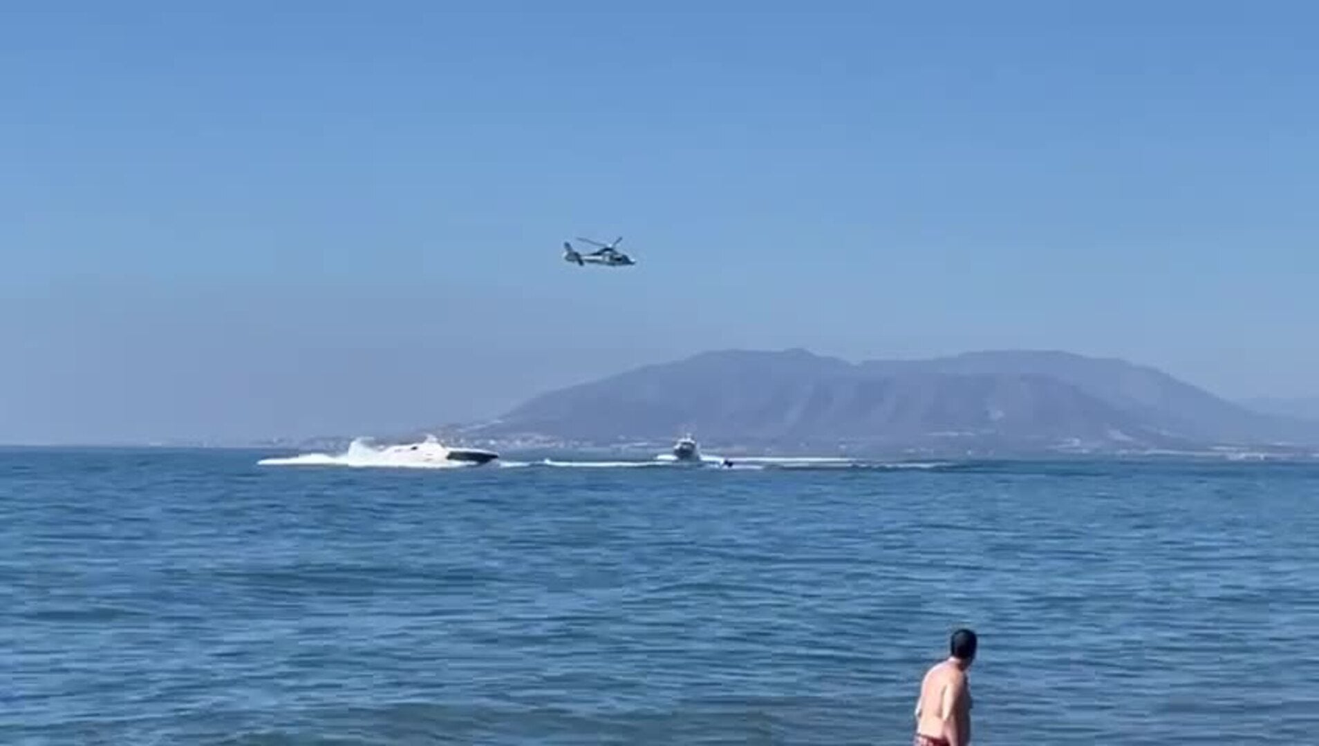 Persecución de una lancha en un simulacro en playas de Rincón de la Victoria