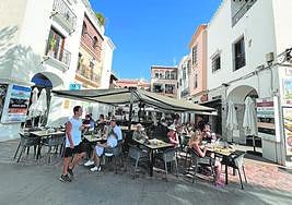 Imagen de terrazas en el entorno del Balcón de Europa de Nerja, la zona más turística.