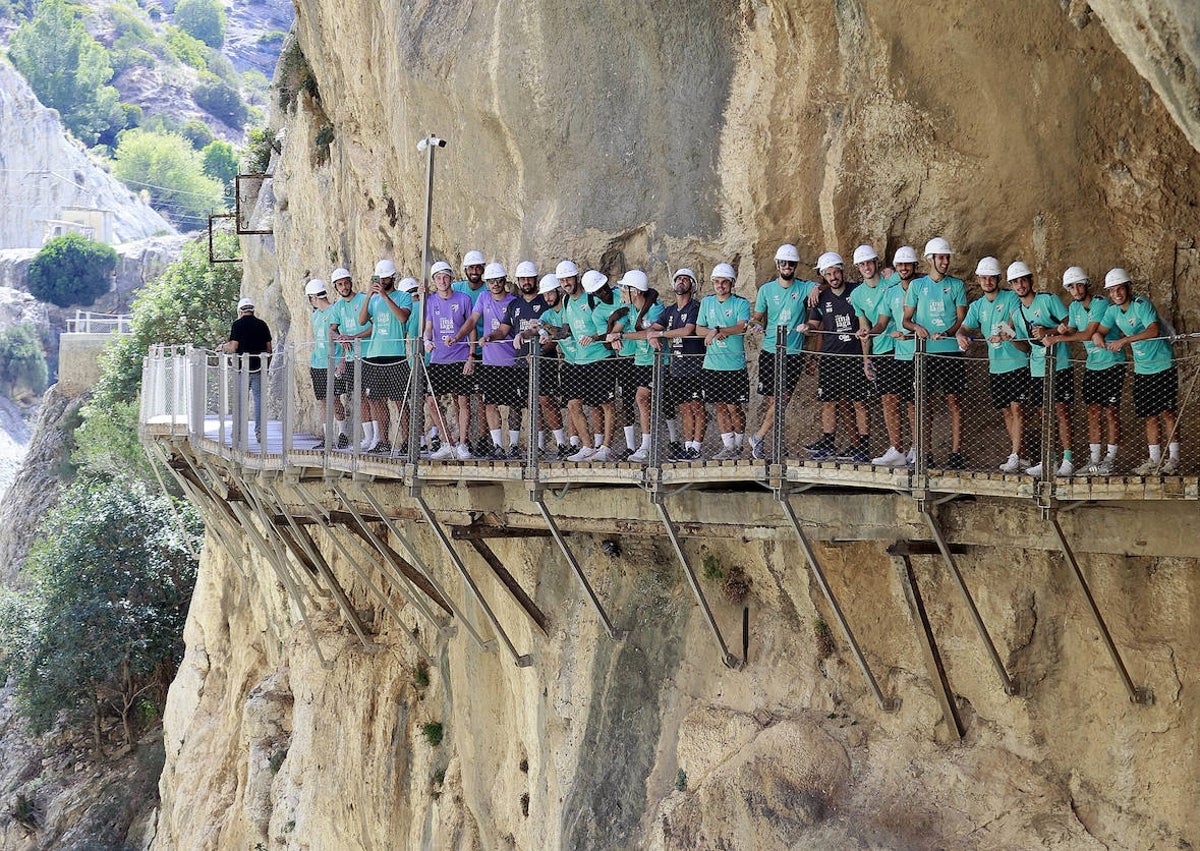 Imagen secundaria 1 - Diferentes momentos de la visita de este lunes de los malaguista al Caminito del Rey.