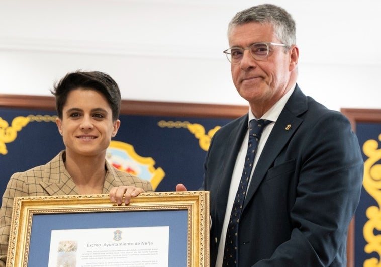 La atleta granadina María Pérez recibe el título de Turista de Honor de Nerja