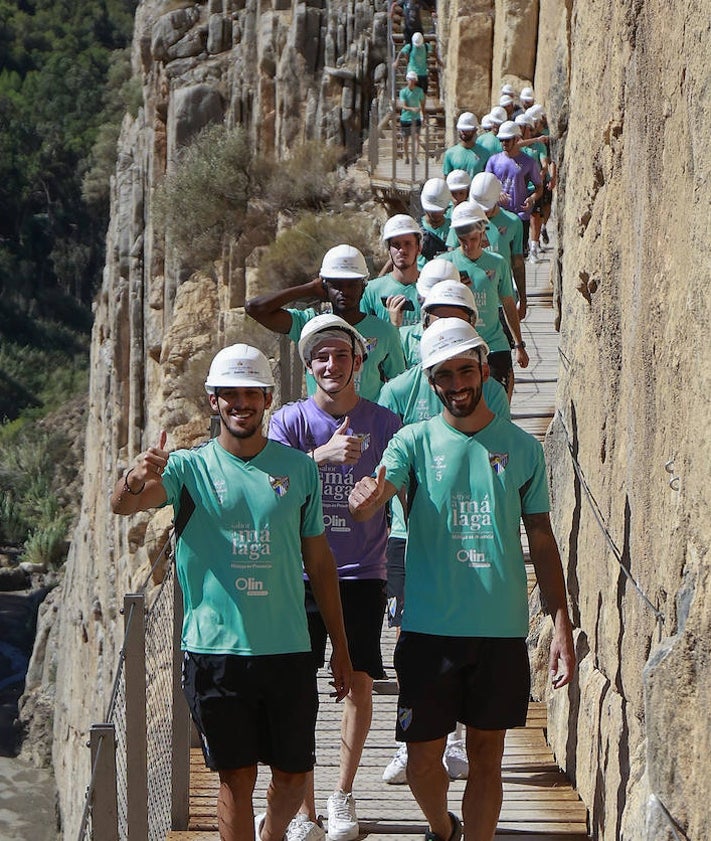 Imagen secundaria 2 - Diferentes momentos de la visita de este lunes de los malaguista al Caminito del Rey.