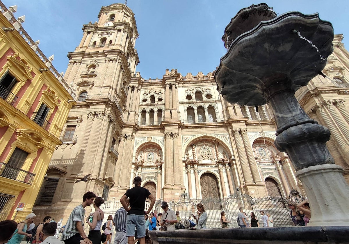 Turistas, en la plaza del Obispo, junto a la Catedral de Málaga.