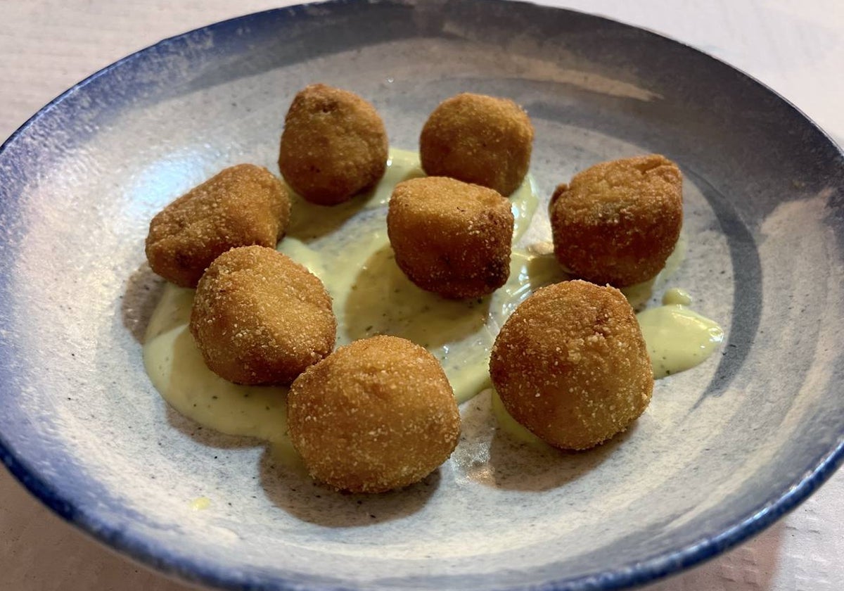 Las croquetas de salchichón y calabaza se sirven con una base de alioli casero.