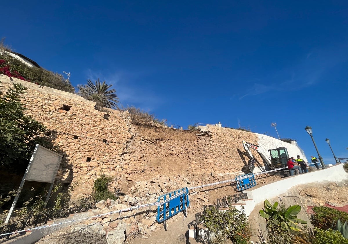 Imagen del tramo del muro derruido en el acceso peatonal a la playa del Salón de Nerja.