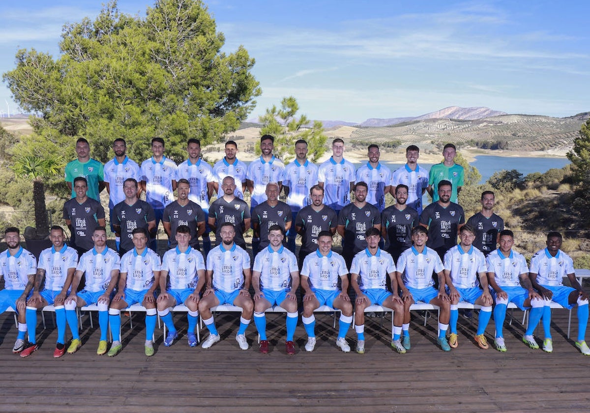 Jugadores, cuerpo técnico y ayudantes (todos estos en la fila de enmedio), en la foto oficial de la temporada 2023-24.