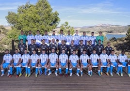 Jugadores, cuerpo técnico y ayudantes (todos estos en la fila de enmedio), en la foto oficial de la temporada 2023-24.