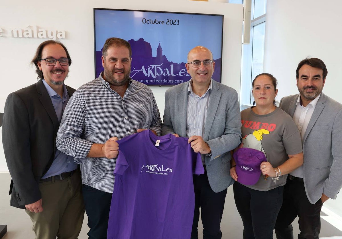 El vicepresidente de Cultura, Educación y Juventud, Manuel López Mestanza, junto al alcalde de Ardales, Juan Alberto Naranjo, durante la presentación de ARTdales.