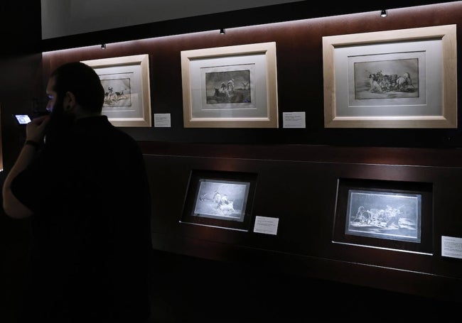 Los grabados de Goya se exhiben junto a sus planchas originales en la parte inferior.