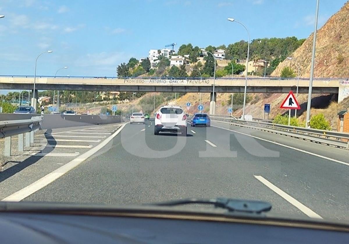 La denunciante fotografió el coche del cura en la autovía