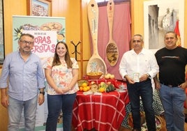 El alcalde de Álora, Francisco Martínez; la concejala de Turismo, Carmen Gálvez, y Cristóbal y Antonio Martín del Restaurante Hacienda los Conejitos.