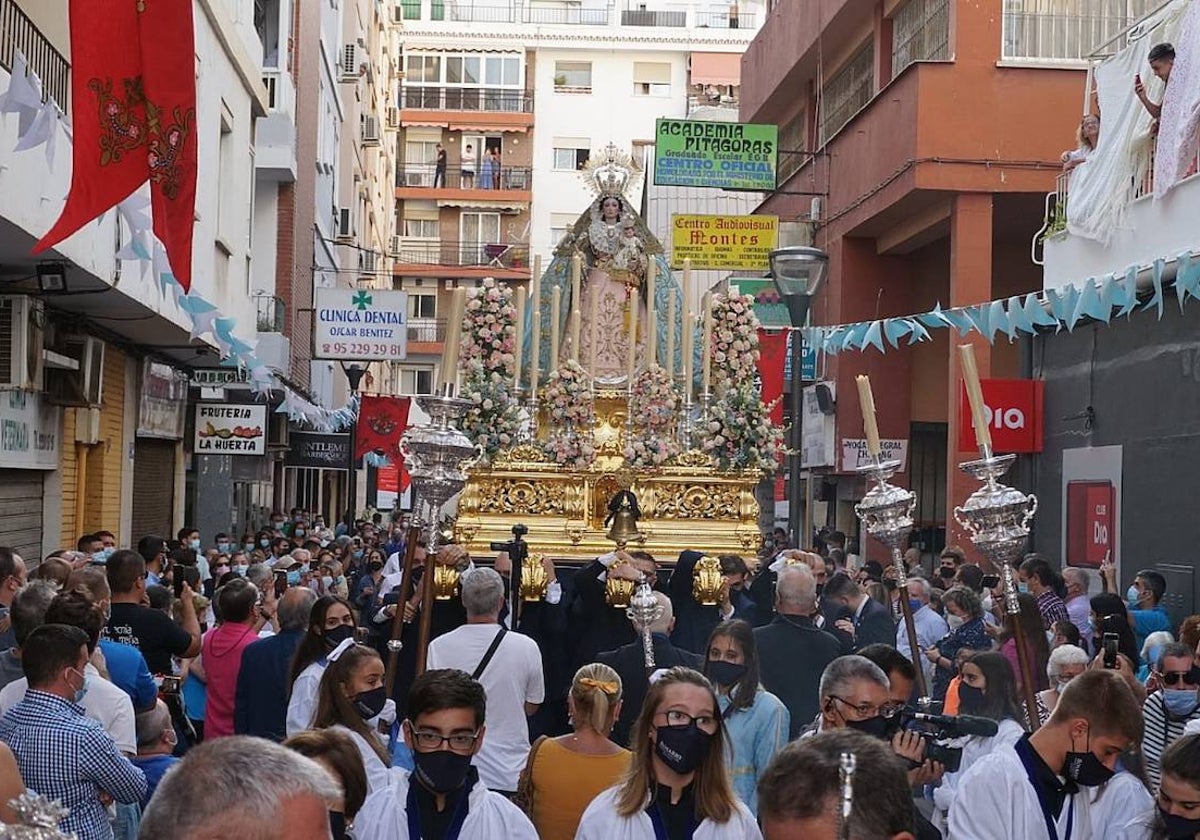 Muchos devotos acompañan cada año a la Virgen del Rosario de El Palo.