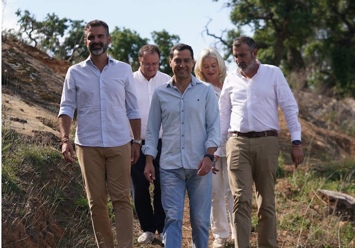 Juanma Moreno y el consejero Fernández-Pacheco, con otros responsables en Los Alcornocales.