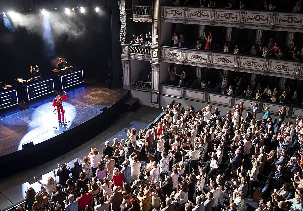 Imagen principal - La romería de Rodrigo Cuevas culmina por malagueñas