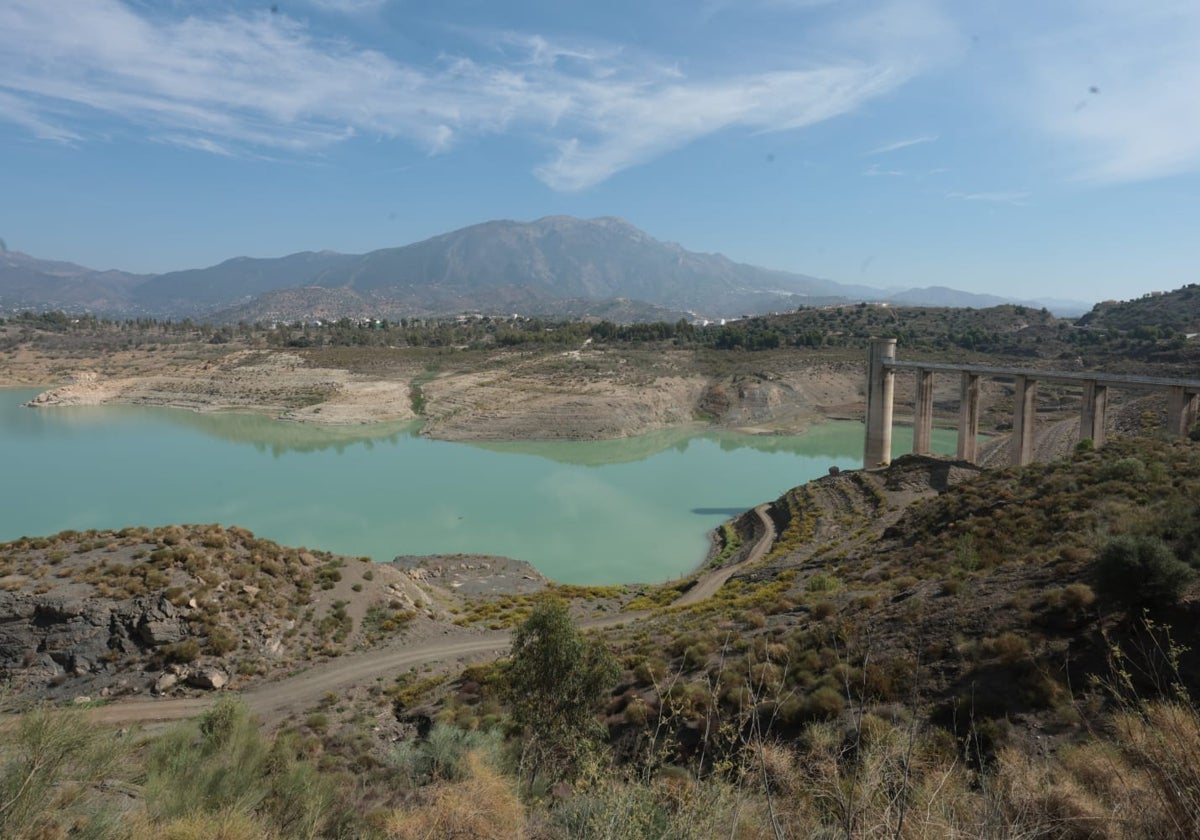 El embalse de La Viñuela está en mínimos históricos, con apenas 13 hectómetros cúbicos, al 7,9% de su capacidad.