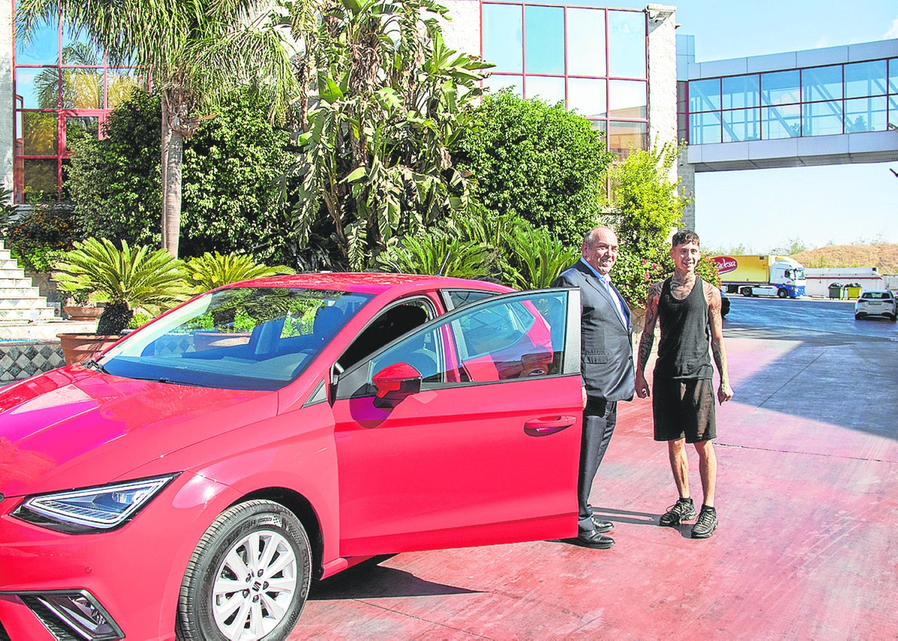 Nano recibe el coche regalado por el empresario Federico Beltrán. antonio contreras
