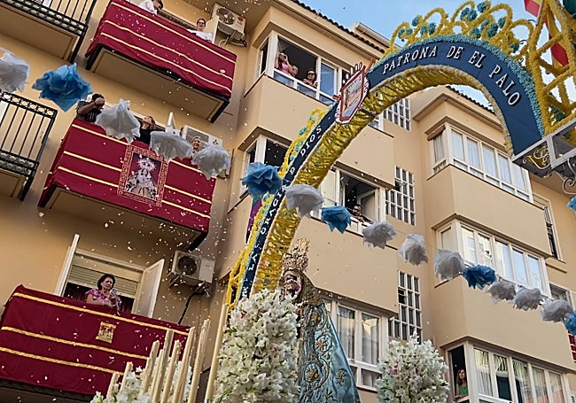Petalada a la Virgen bajo el arco efímero erigido en la calle Miguel Moya.