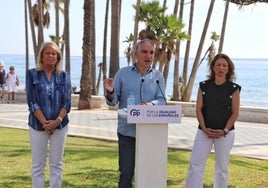 Bendodo, junto a Muñoz y Navarro, esta mañana en San Pedro Alcántara.