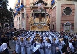 Salida de la Virgen de la Paloma del interior de su capilla el Miércoles Santo.
