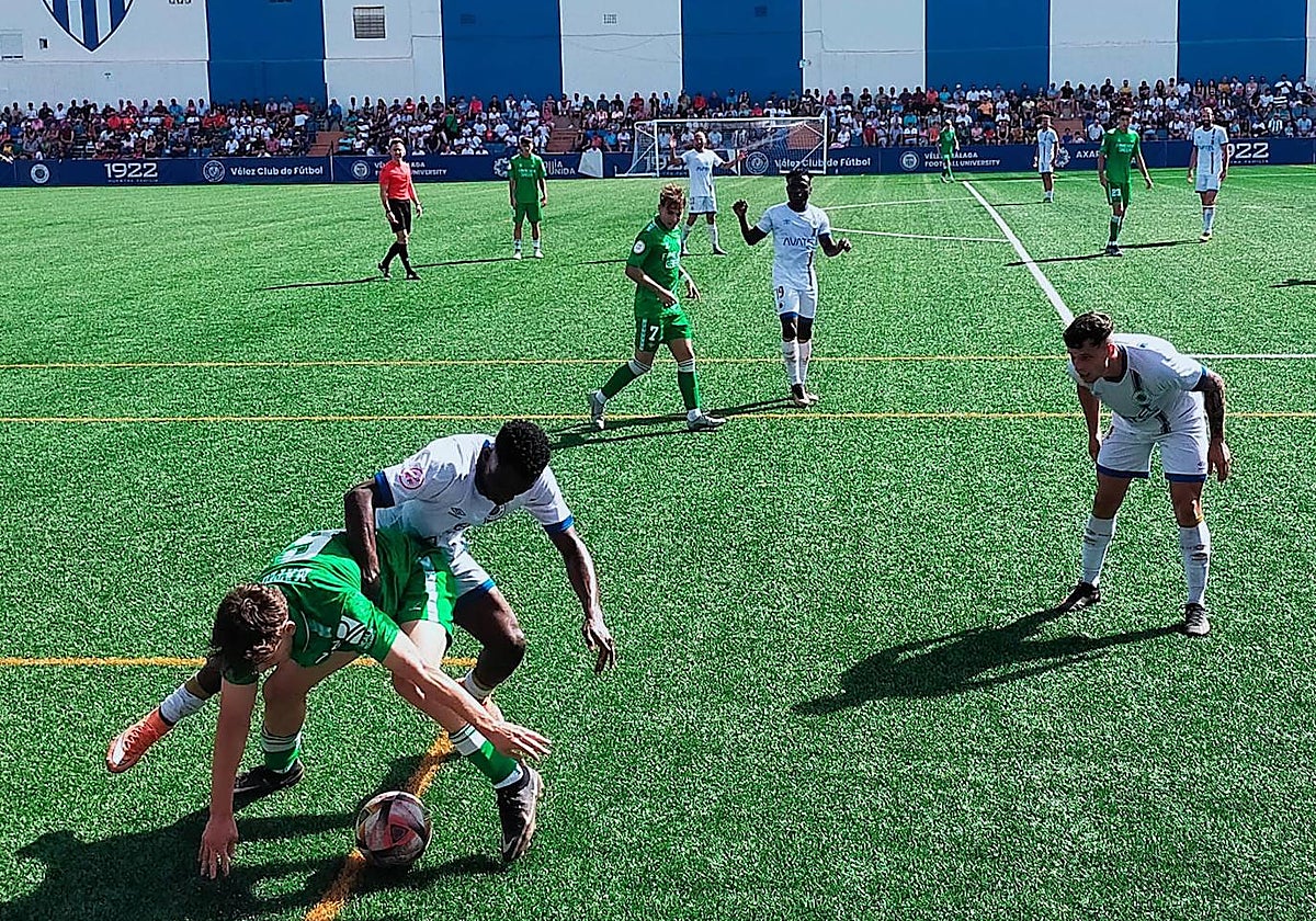 Koroma, del Vélez, presiona a un rival en el duelo de este fin de semana,