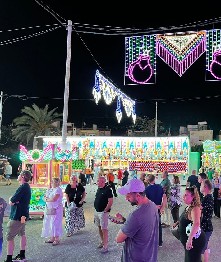 Imagen secundaria 2 - Arriba, los ganadores del concurso de Reina y Caballero de la Feria de Nerja; abajo, a la izquierda, los pregoneros con el alcalde y la concejala de Fiesta Mayor, y a la derecha, ambiente en el recinto ferial en la noche de este sábado.