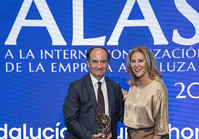 Gerardo Landaluce junto a Carolina España.