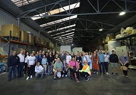 Foto grupal del alcalde y voluntarios.