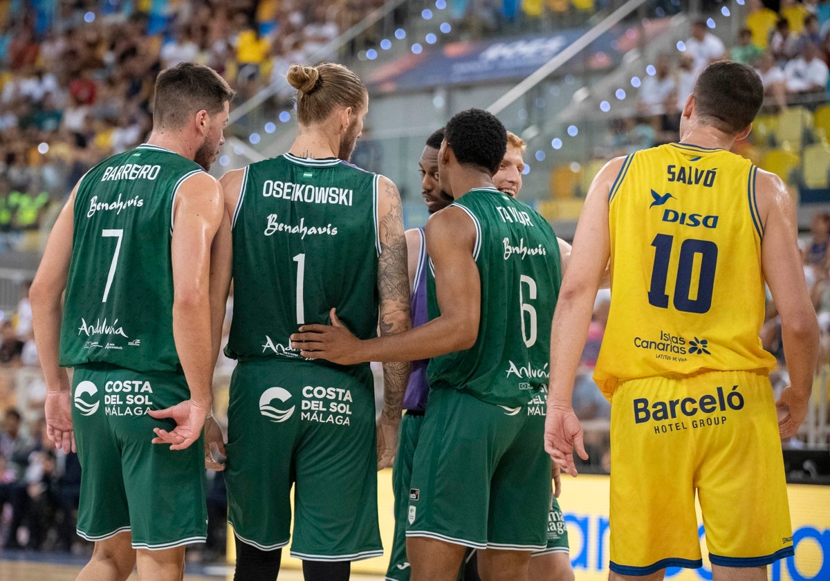 Los jugadores del Unicaja hacen piña durante el partido contra el Gran Canaria.