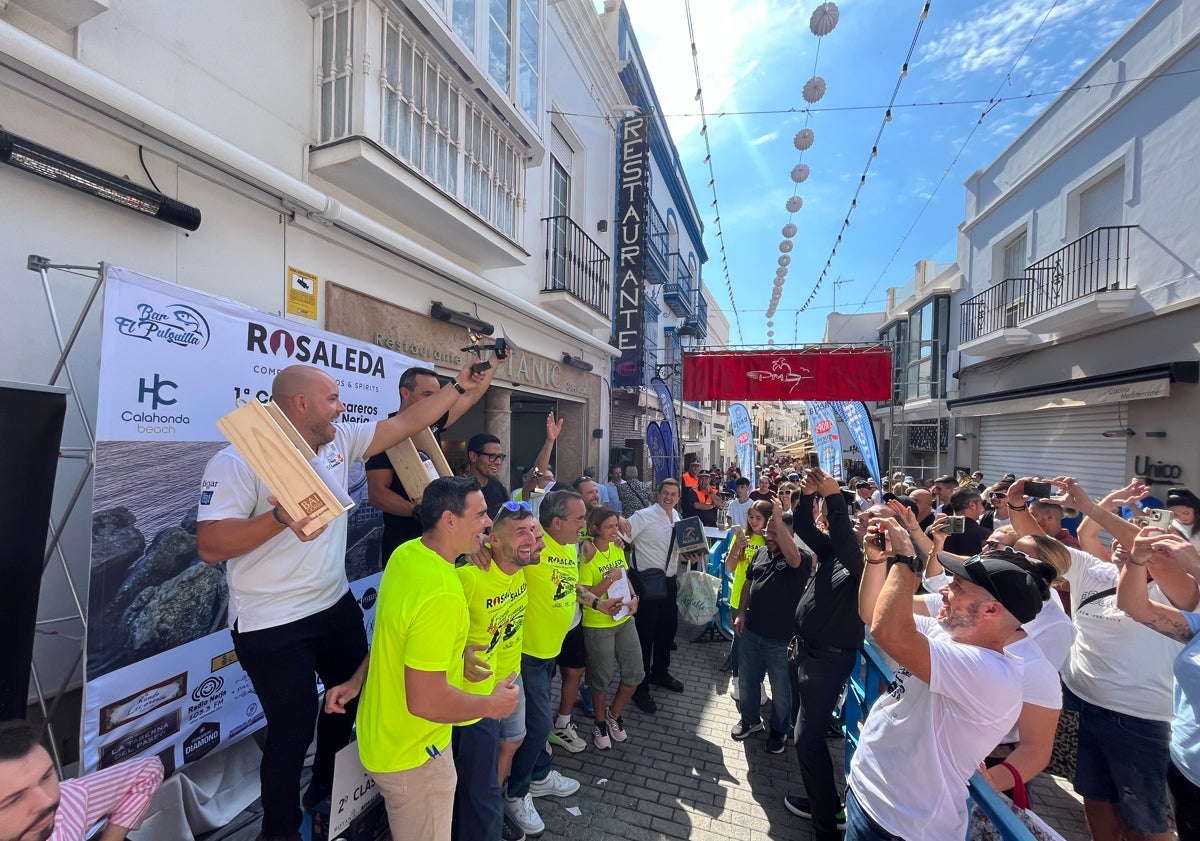 Imagen principal - Tres imágenes de la carrera disputada este lunes en Nerja.