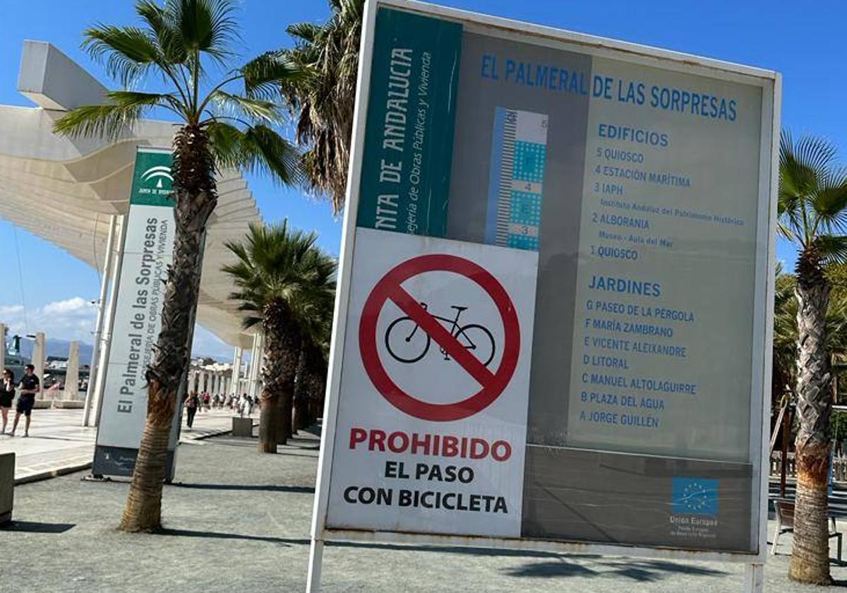 Vista del cartel prohibitivo de las bicicletas.