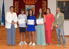 Autoridades con los estudiantes de Primaria premiados.