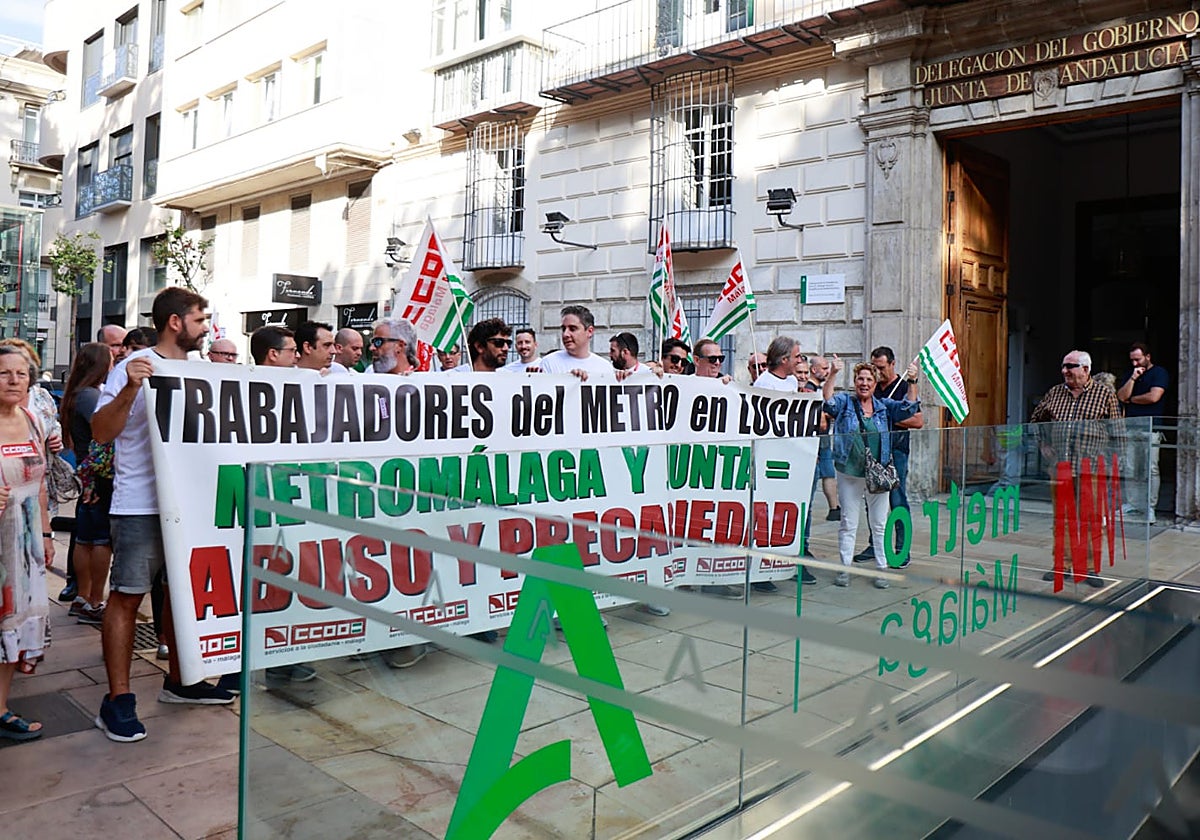 Protesta de los trabajadores del metro frente a la sede de la Junta en la Alameda.