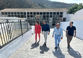 Visita del alcalde y varios ediles al camposanto de Benagalbón.