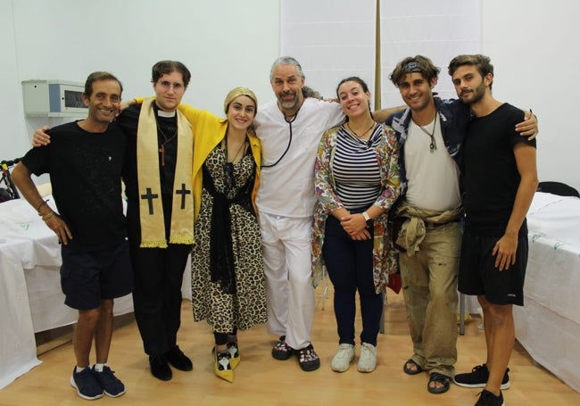 Los directores y el elenco artístico de esta comedia ambientada en una habitación de hospital.