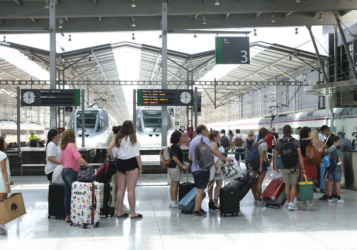 Viajeros en la estación de tren María Zambrano.