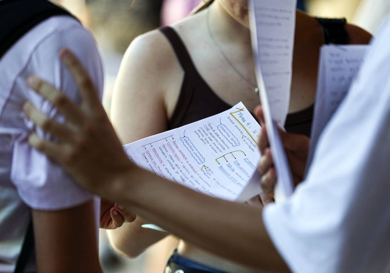 Estudiantes, con los temas de Historia en el pasado examen de junio en Málaga.
