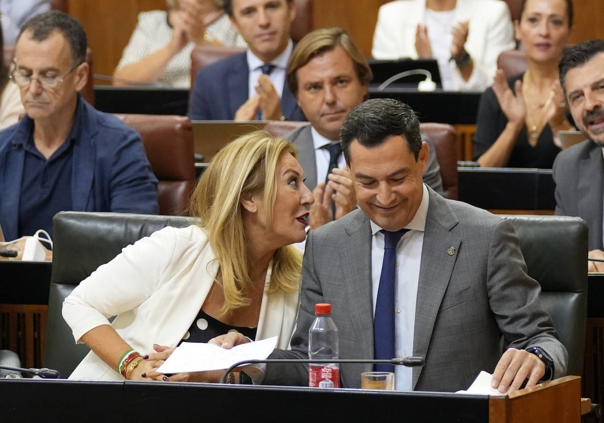 La consejera de Economía, Carolina España, y el presidente de la Junta, Juanma Moreno, en el Parlamento.