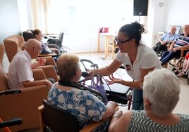 Un programa de musicoterapia para estimular la memoria en las residencias de ancianos de Estepona