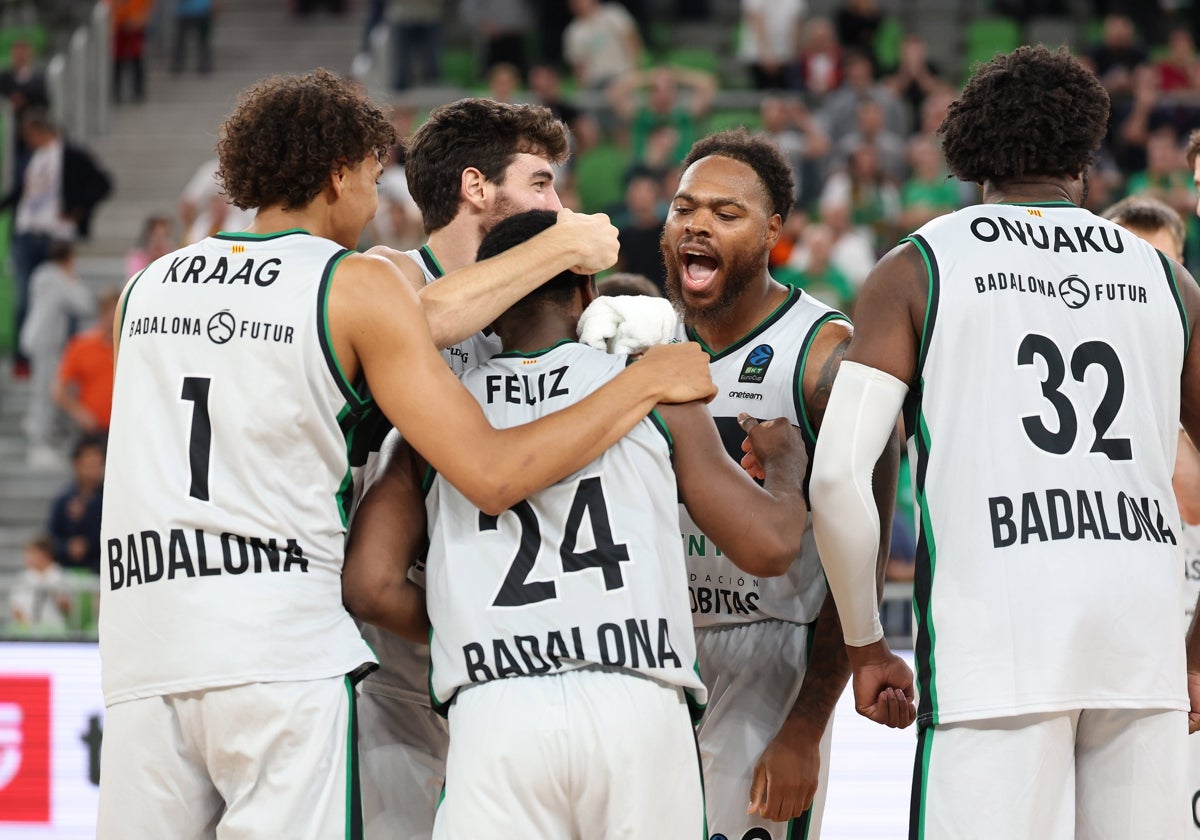 Los jugadores del Joventut celebran la victoria y la canasta de Feliz.